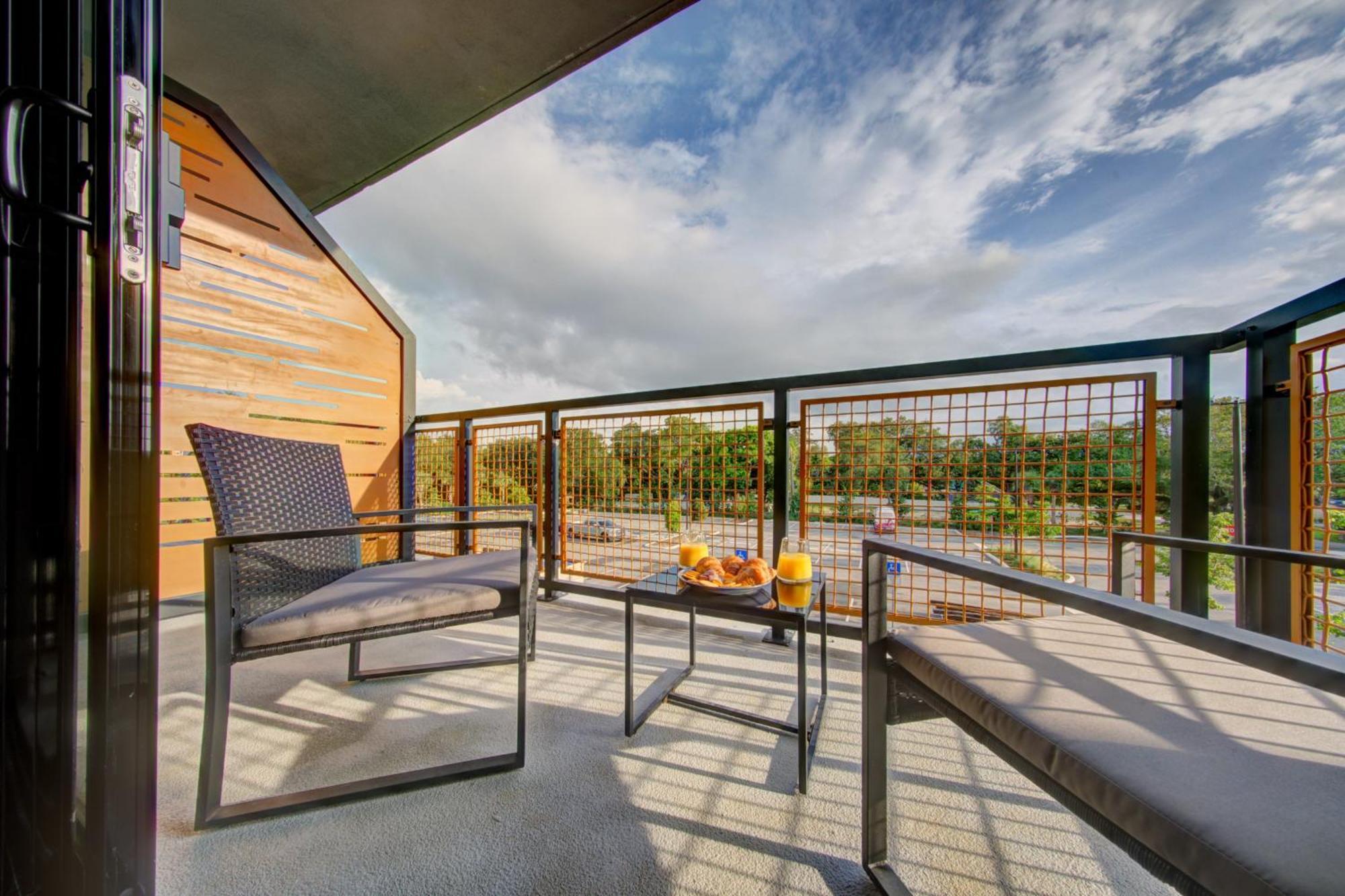 Sejur At Koosh Living Davie Exterior photo